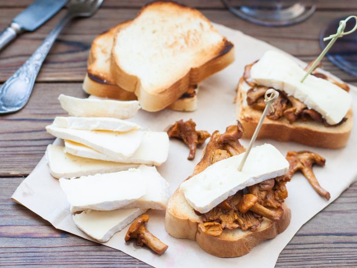Bruschettas de queso Brie y setas