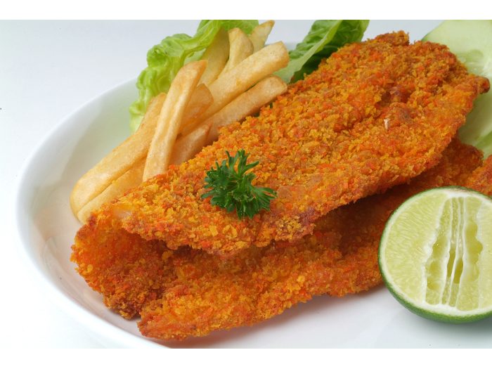 Bacaladilla frita empanada con guarnición de patatas fritas