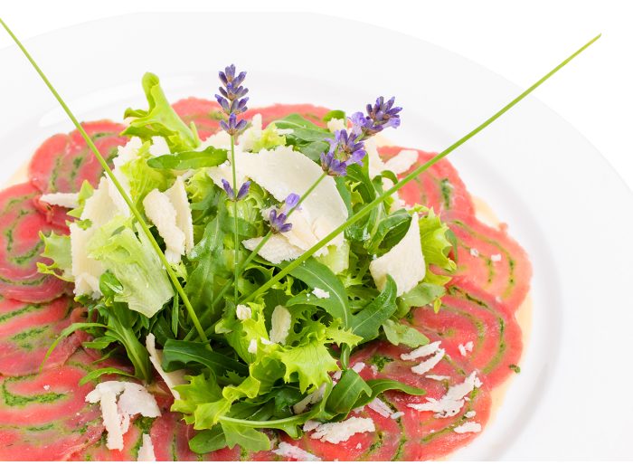 Carpaccio de ternera y ensalada con queso grana padano