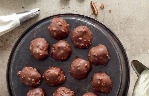 profiteroles con cobertura de chocolate