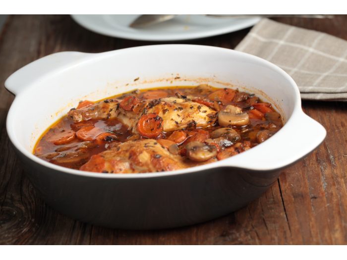 Guiso de pollo y conejo troceado en salsa