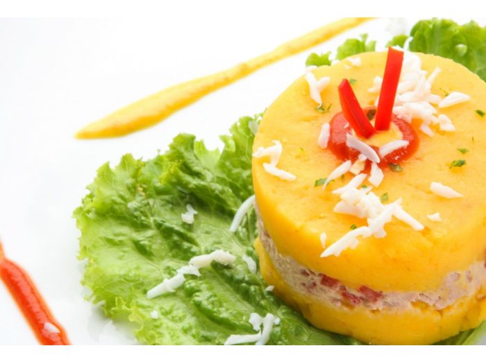 Causa peruana de atún y mayonesa picante