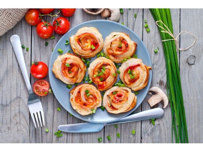 Rollos de hojaldre con tomate caramelizado, queso y bacon