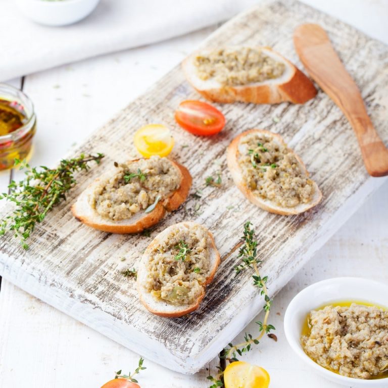 Paté de aceitunas verdes y anchoas en aceite