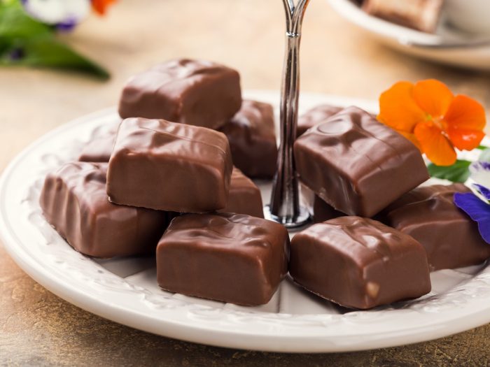 Bombones de helado de turrón cubiertos de chocolate