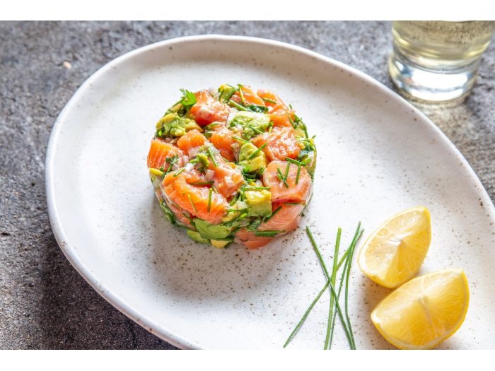 Tartar de salmón y aguacate con aliño de mostaza
