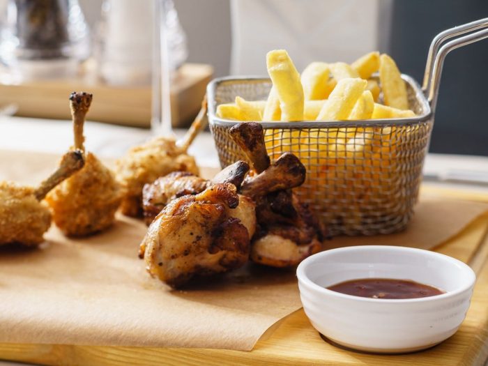 Tulipas de pollo BBQ fritas, una explosión de sabor.