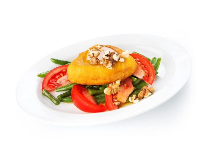 Rodajas de queso de cabra y miel especiada de cardamomo