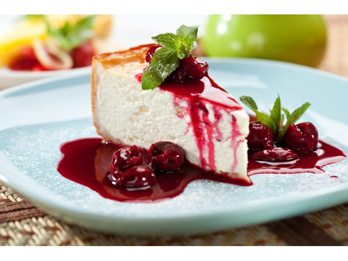 Tarta de queso con arándanos rojos en salsa