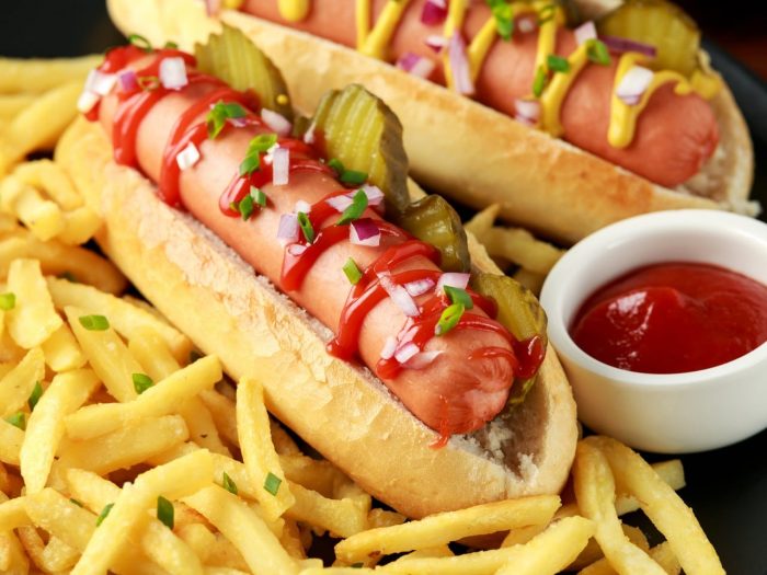 Perritos calientes con kétchup y pepinillos