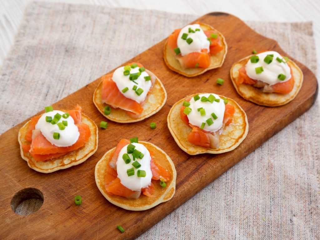Blinis de salmón ahumado y queso crema
