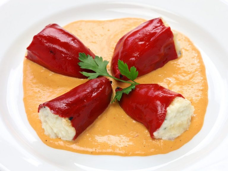 Pimientos del piquillo rellenos de bacalao con salsa