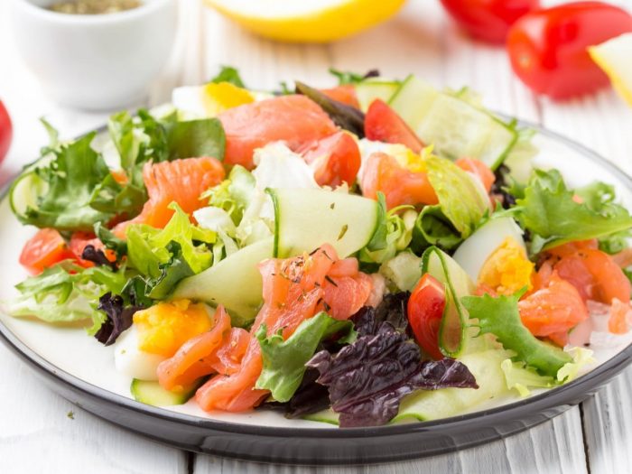 Ensalada de salmón ahumado, huevo y aguacate