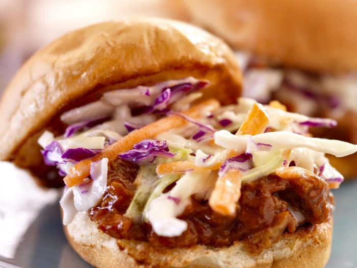 Sándwich de pulled pork y ensalada de col