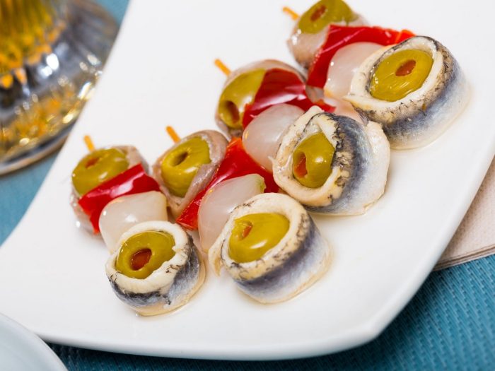 Brocheta de boquerones en vinagre y vegetales