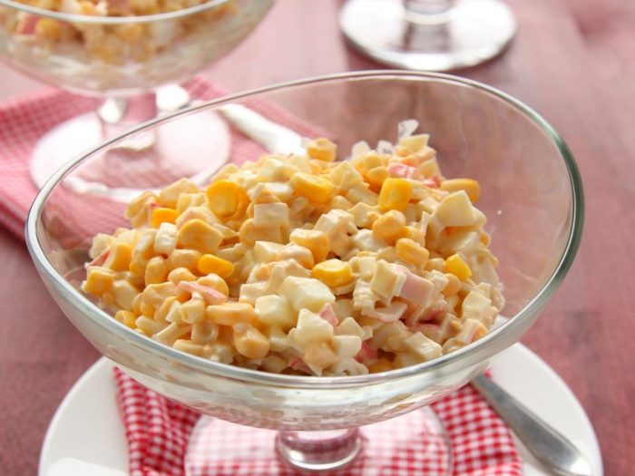 Ensalada de palitos de cangrejo y maíz con mayonesa