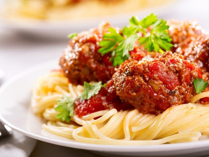Albóndigas en salsa de tomate y pasta