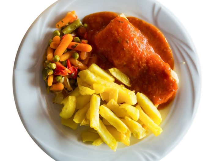 Receta de merluza en salsa con guarnición