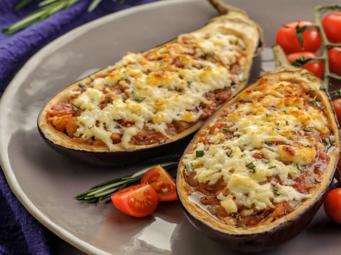 Receta clásica de berenjenas rellenas de queso y tomate