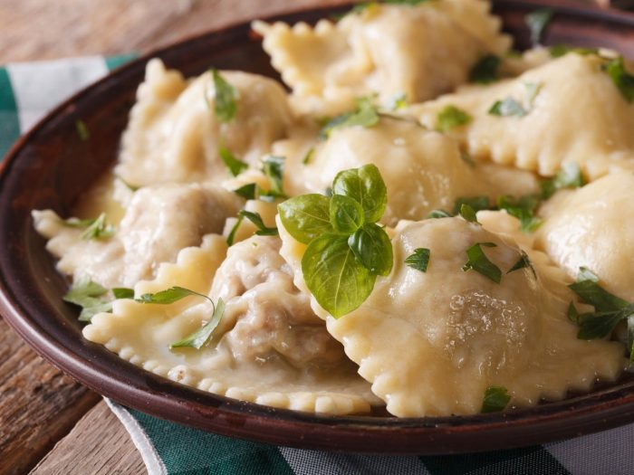 Ravioli De Carne En Salsa Blanca