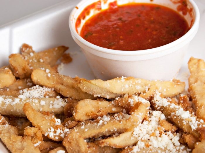 Palitos de berenjena fritas con salsa marinara