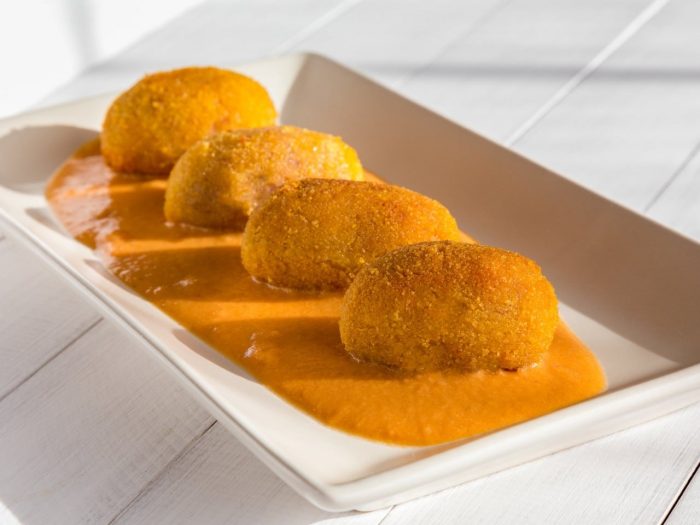 Croquetas de carrilleras de cerdo en salsa picante
