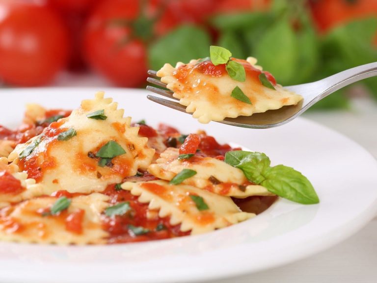 Mini raviolis de queso en salsa roja