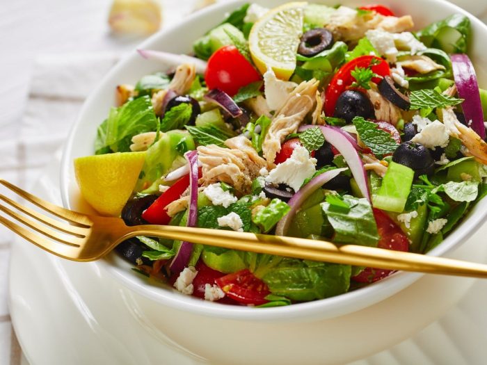 Ensalada fresca con perdiz escabechada