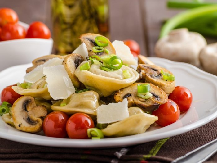 Tortellinis de Ave con champiñones y tomates cherrys