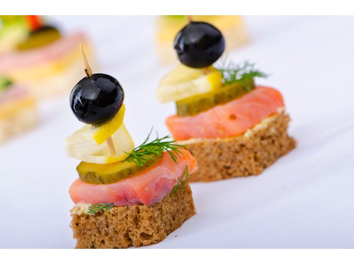 Mini canapés de salmón ahumado y pepino