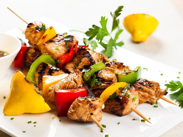 Brochetas de pollo asadas con salsa agridulce