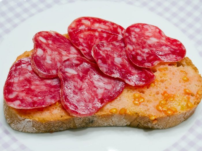 Tostadas de salchichón ibérico y tomate rallado