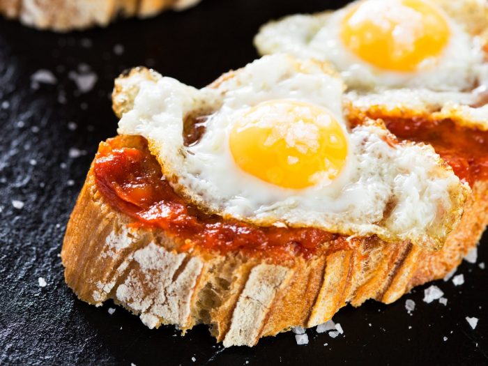 Tostadas de sobrasada y huevos de codorniz
