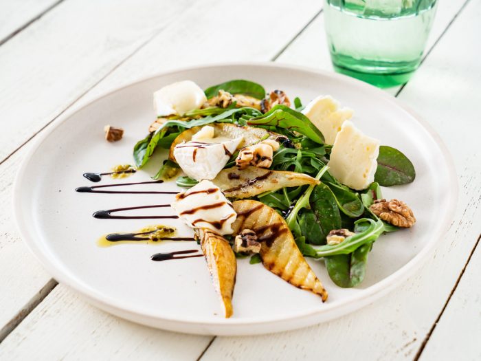 Ensalada de queso brie con peras caramelizadas a fuego lento