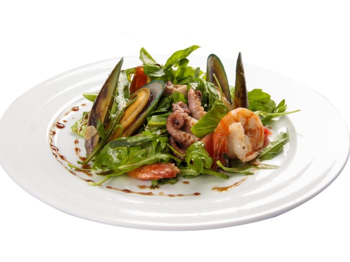 Ensalada de mejillones al vapor con verduritas de temporada
