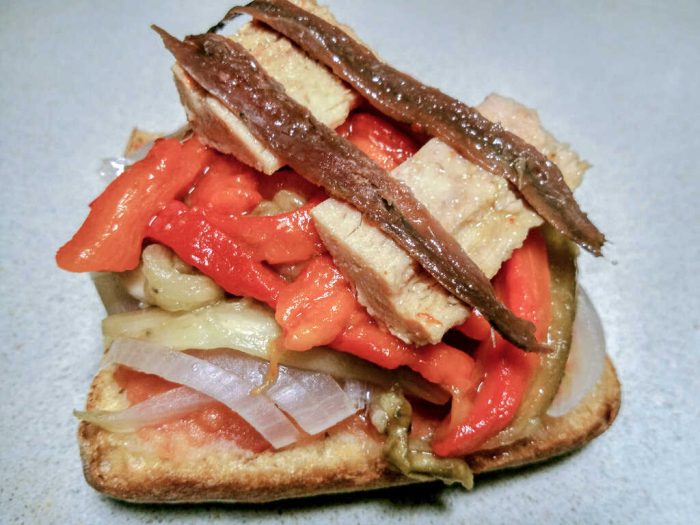 Tostadas de escalivada y anchoas