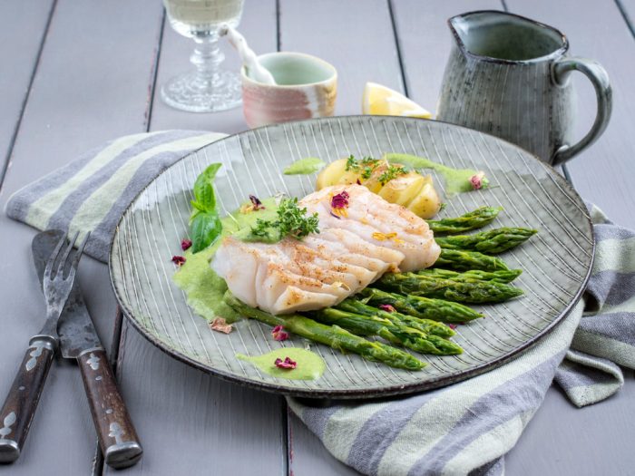 Filete de bacalao natural con espárragos verdes