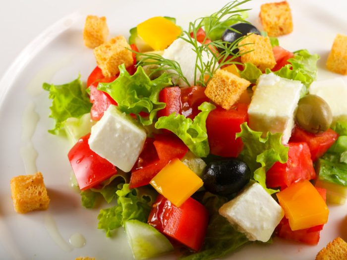 Deliciosa y fresca ensalada griega con el toque Jet Extramar