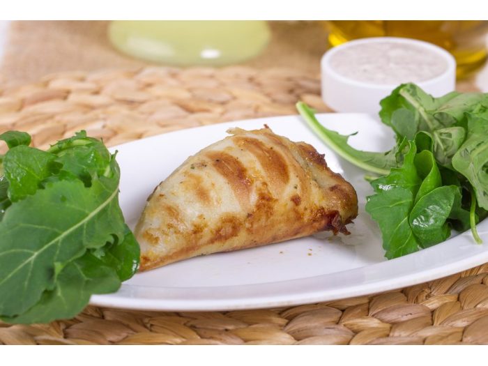 Tubos de pota al horno con ensalada primavera