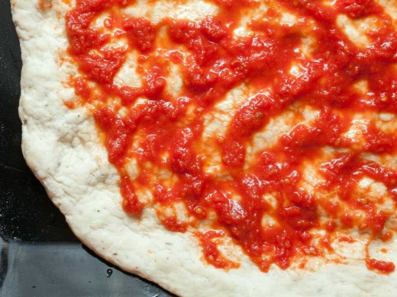 Base de pizza con tomate