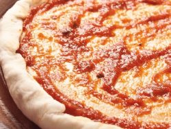 Base de pizza con tomate
