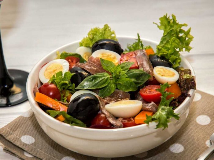 Ensalada de anchoas y aceitunas negras