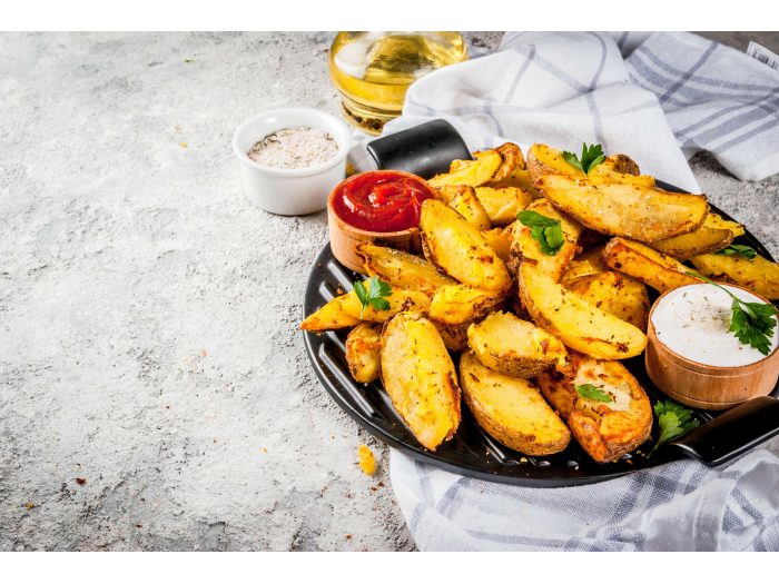 Patatas en gajos al horno con salsa ranchera