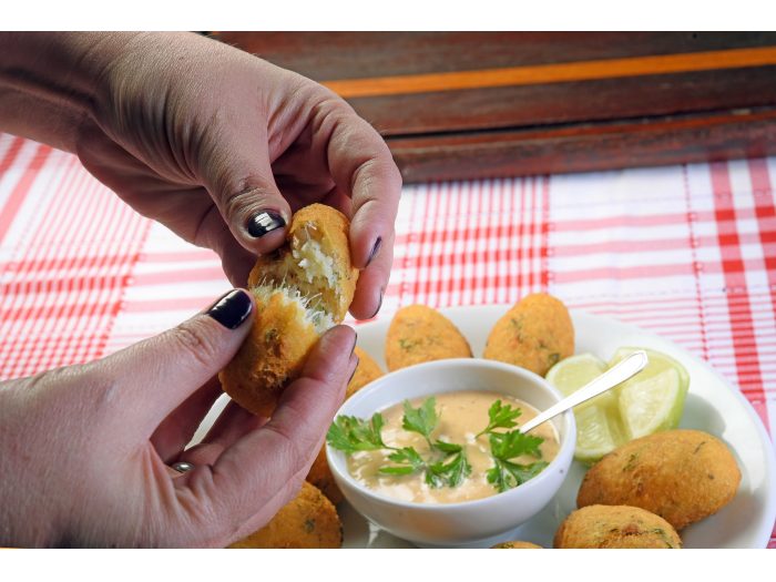 Súper croquetón de bacalao con salsa alioli