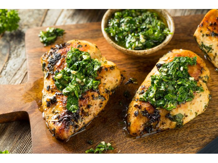 Pechuga de pollo asada con aderezo de ajo y perejil