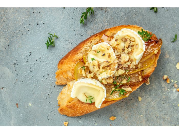 Tostadas de camembert y pera caramelizada