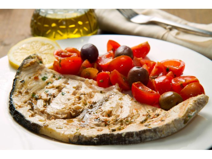 Deliciosa receta de rodaja de marrajo a la plancha con tomates y aceitunas negras