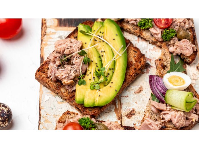 Receta casera de tostadas de atún y aguacate
