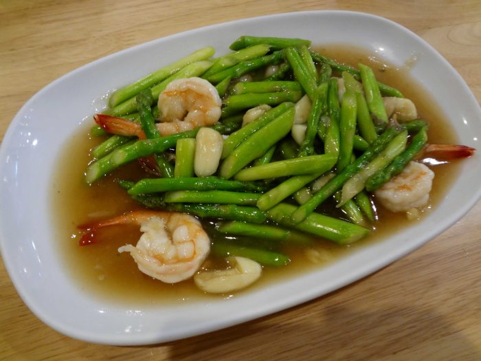 Salteado de gambas, espárragos y ajetes en salsa agridulce