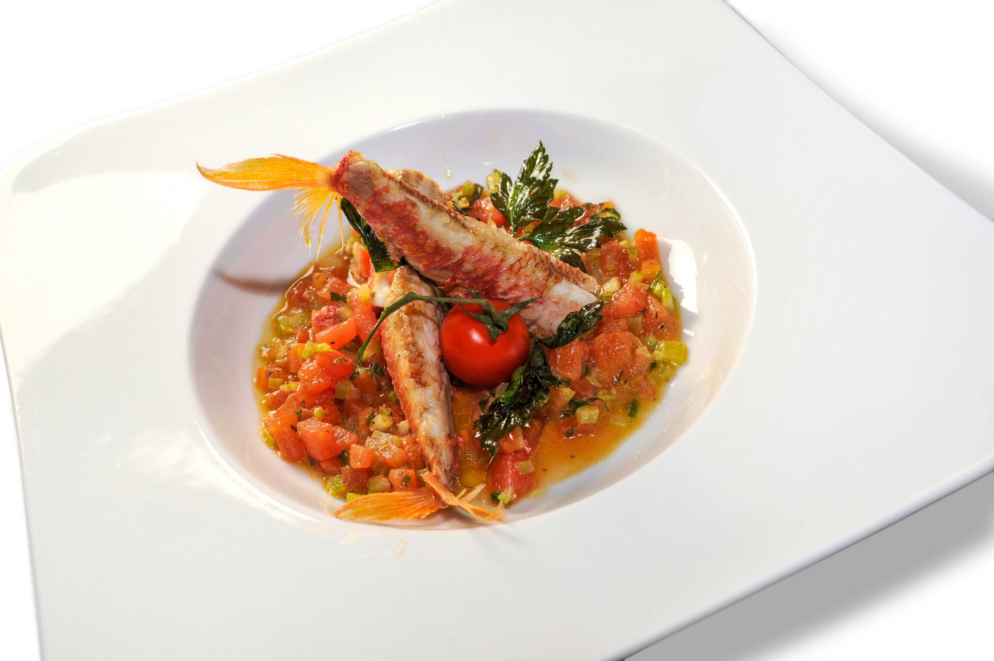 salmonetes en salsa de tomates